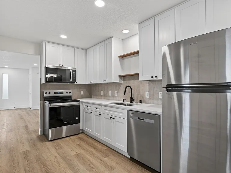302 3rd St #2 — Photo 3