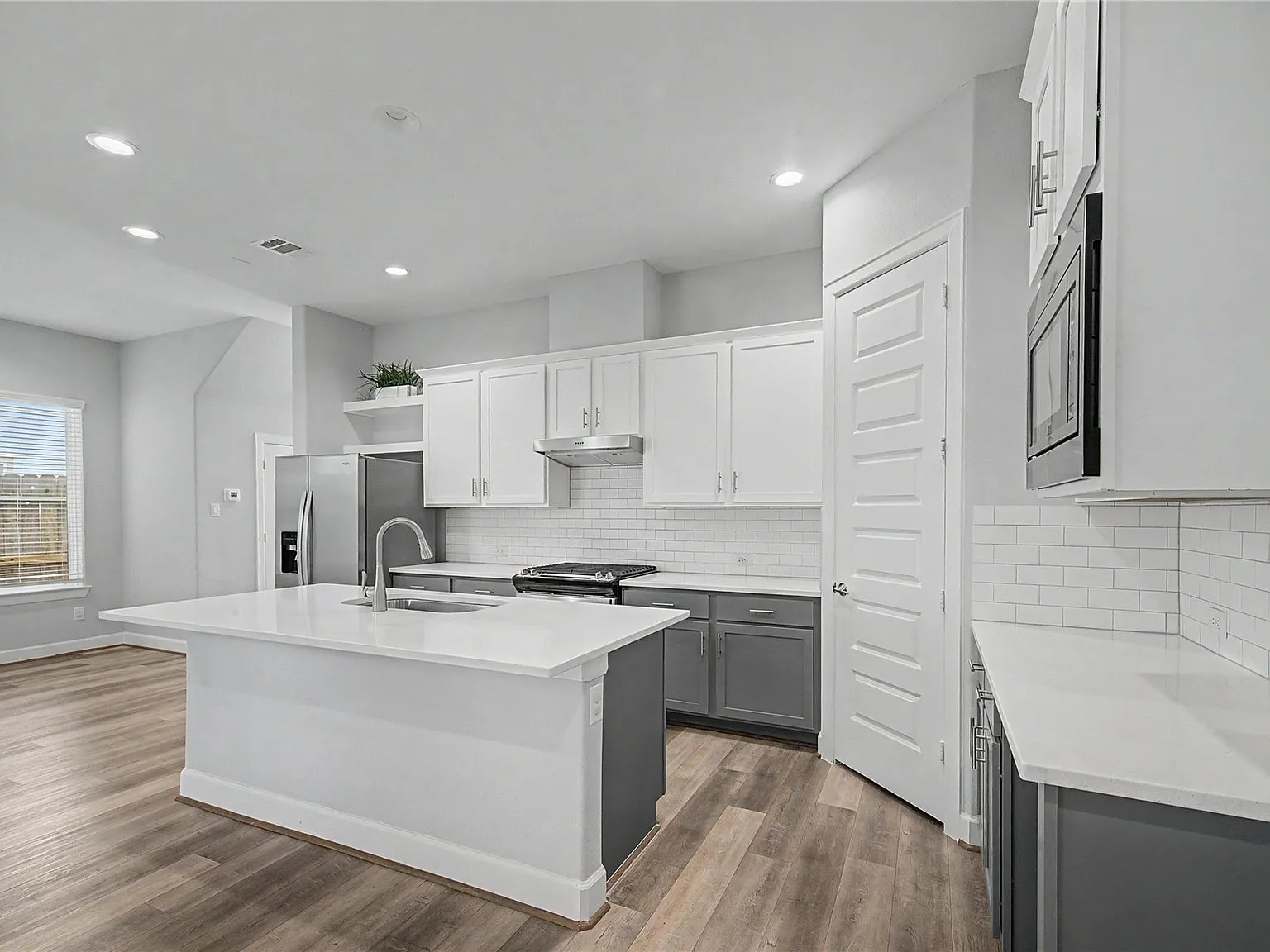 4 bed, 3.5 bath, 2799 sqft, $4,000 — Photo 1