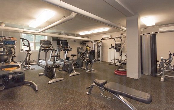 5th image of 3935 Blackstone Ave APT 5D