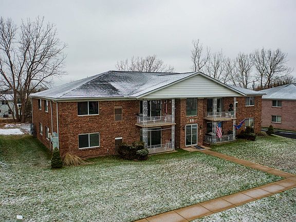 3rd image of 72 Oakridge Dr #85-8