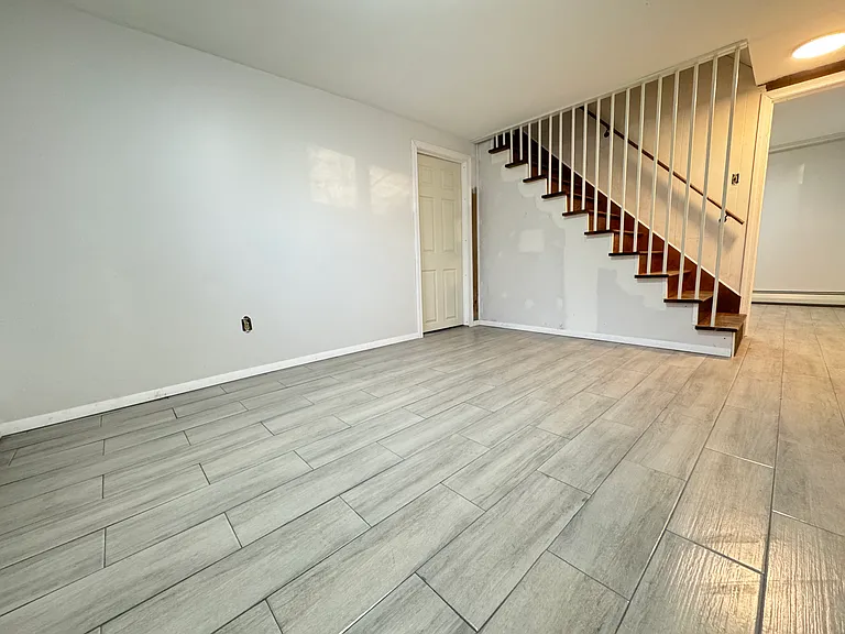 16 Elaine Dr — Photo 11