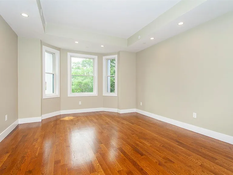 906 E 2nd St #105 — Photo 5