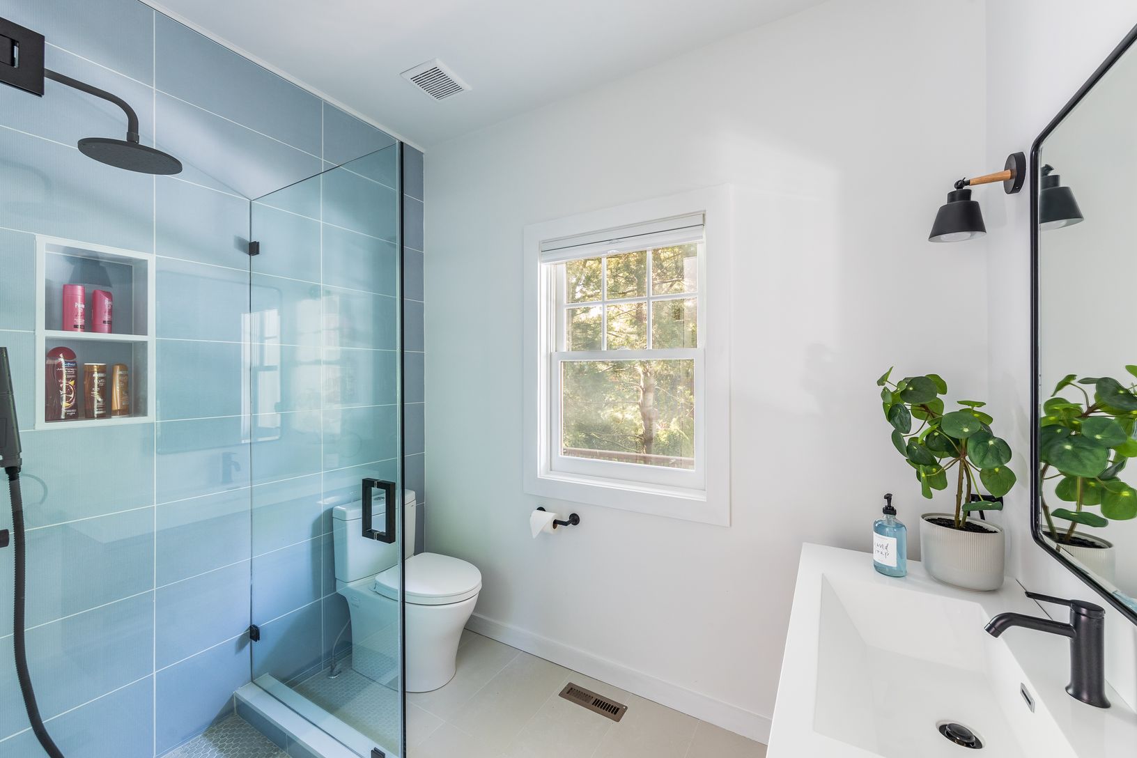 Guest Bathroom 1st floor