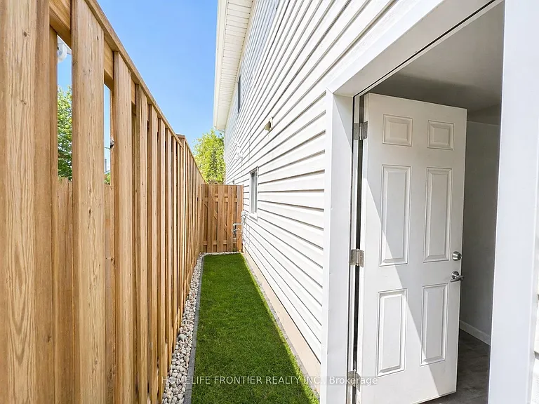 480 Southworth St S #LOWER — Photo 2