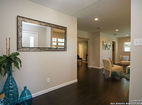 4th image of 210 Oakleaf Dr