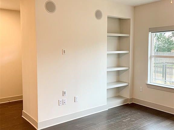 3rd image of 5607 Belmont Ave #120