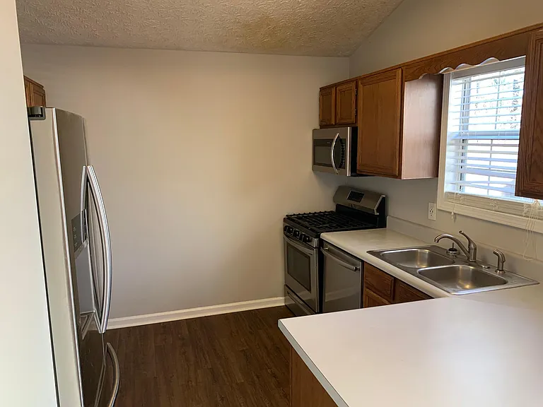 1342 Yorkshire Ln — Photo 3