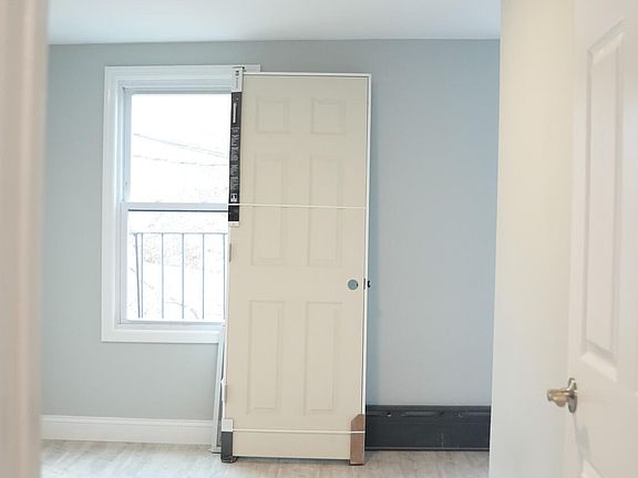 4th image of 33 York Ave