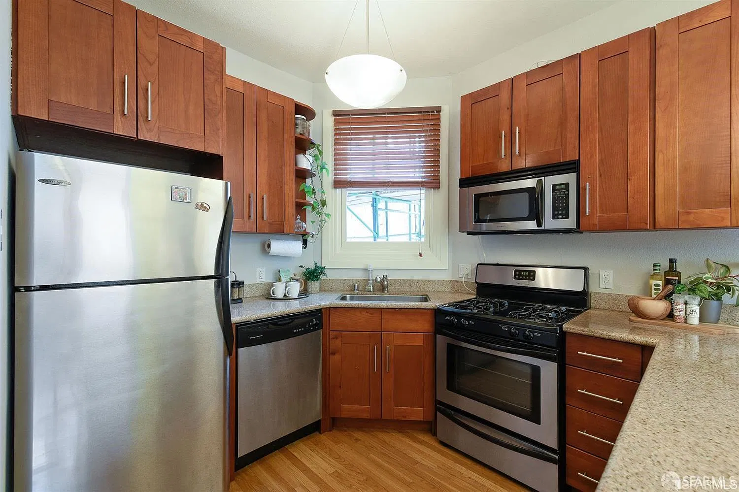 3 bed, 1.0 bath, 836 sqft, $5,500 — Photo 2