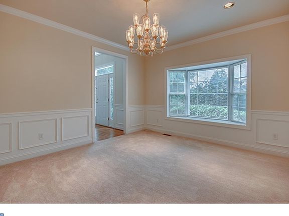 5th image of 2745 Harvard Dr