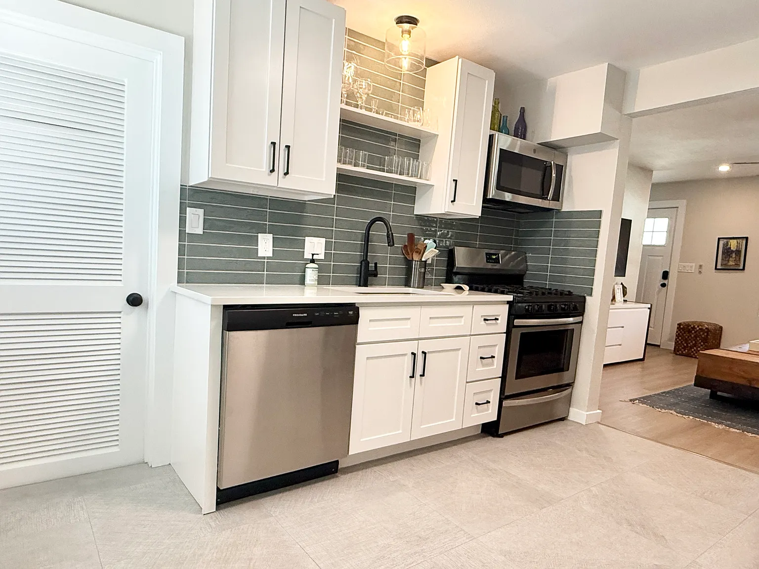 2 bed, 875 sqft, $1,775 — Photo 3