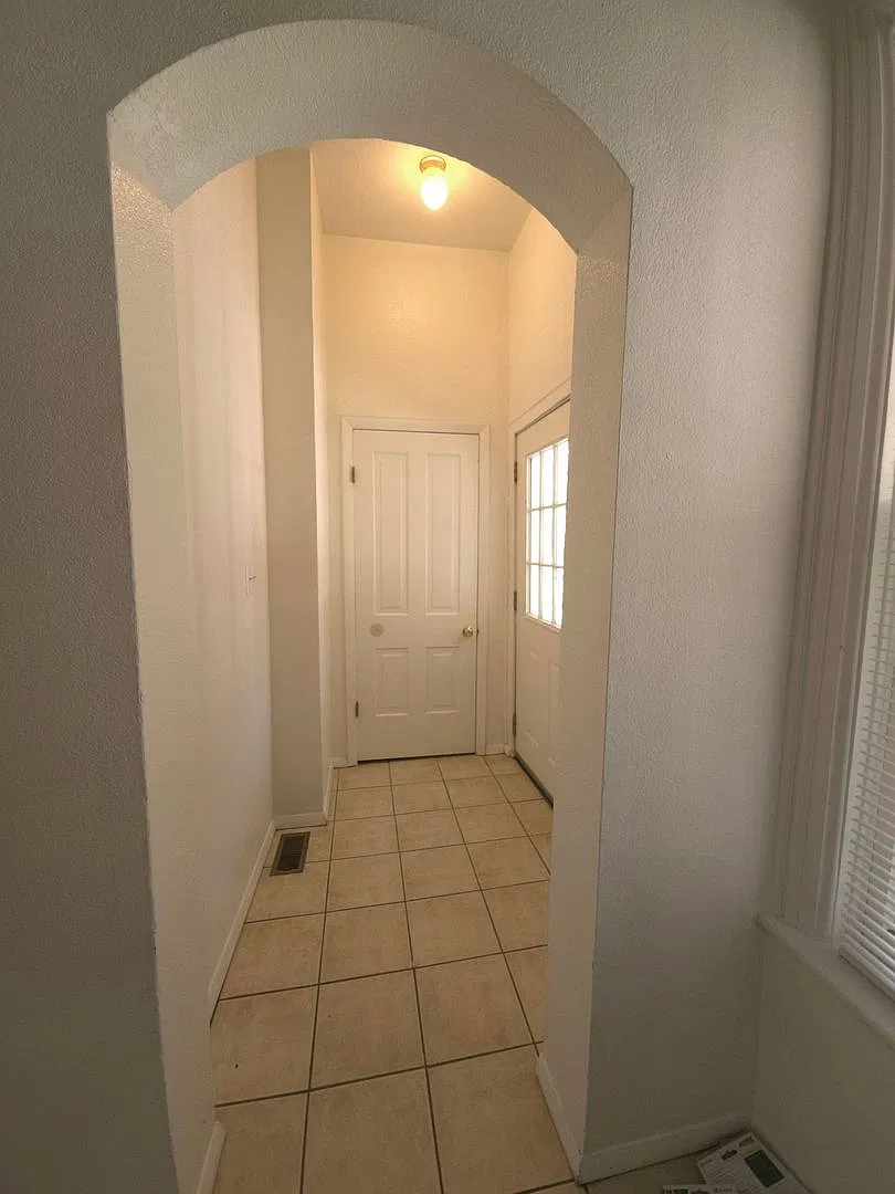 Spacious 4 Bed 2 Bath in Goss/Grove! — Photo 3