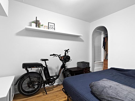 3rd image of 909 N Hermitage Ave #1