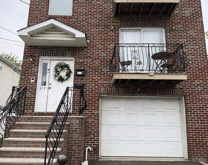 817 Jackson Ave — Photo 1