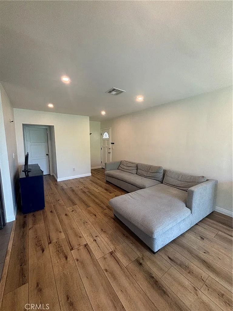 3 bed, 1641 sqft, $4,200 — Photo 2