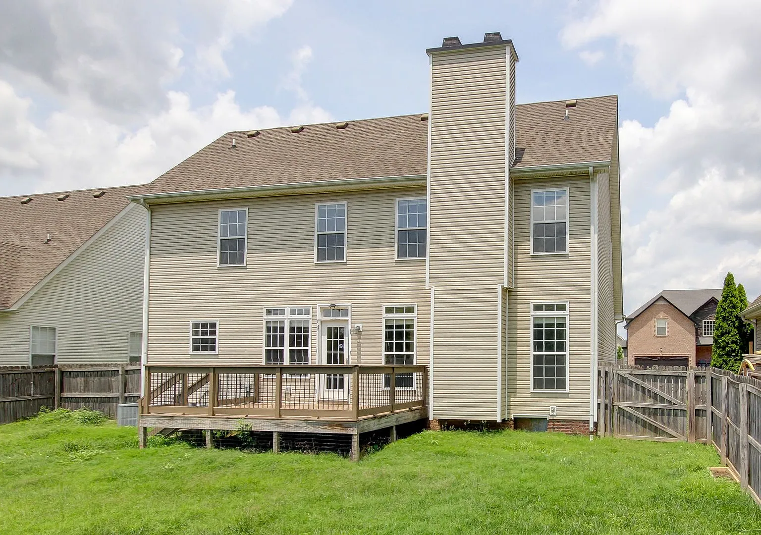 Vibrant 4 br home Close to Exit 1 Cats Welcome. Dogs Too! — Photo 2
