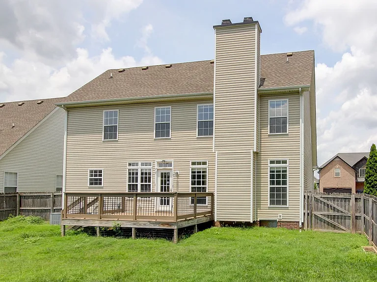 716 Cavalier Dr — Photo 2