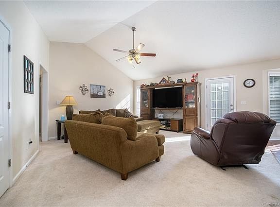 5th image of 3048 Hereford Ln