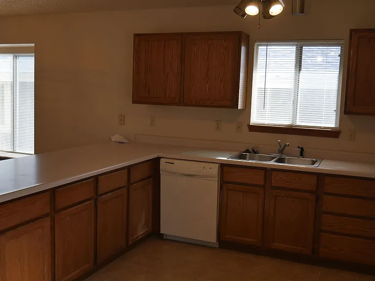 8226 Scarborough Dr — Photo 6