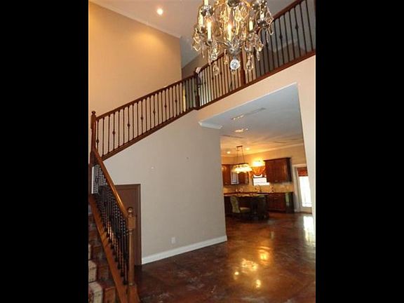 2nd image of 307 Plymouth Ln
