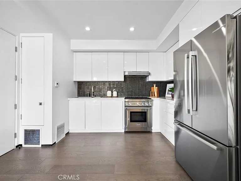 2033 Glencoe Way — Photo 23