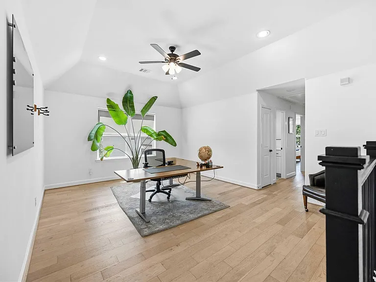 723 W 16th St — Photo 15