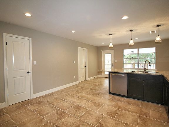 5th image of 303 Pinemont Dr