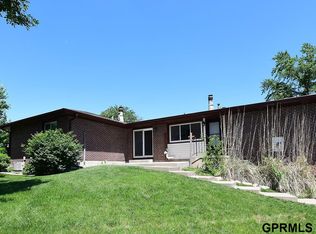 2205 Sandstone Rd, Lincoln, NE 68512