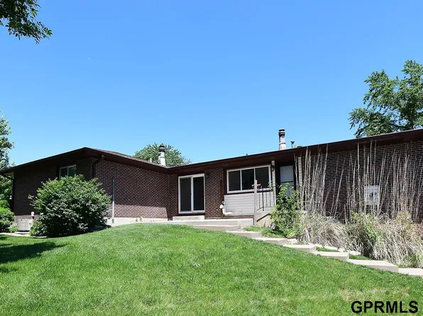 2205 Sandstone Rd, Lincoln, NE 68512