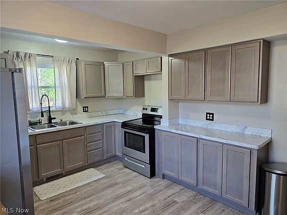 3rd image of 403 High Grove Blvd