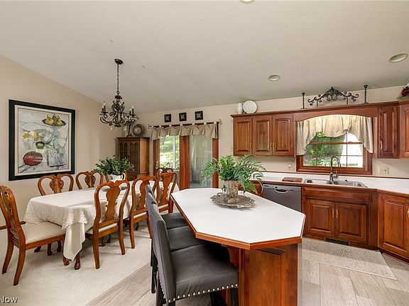 4th image of 887 Manor Cir