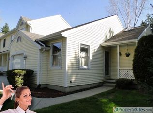 110 Meadow Pointe Dr, Fenton, MI 48430