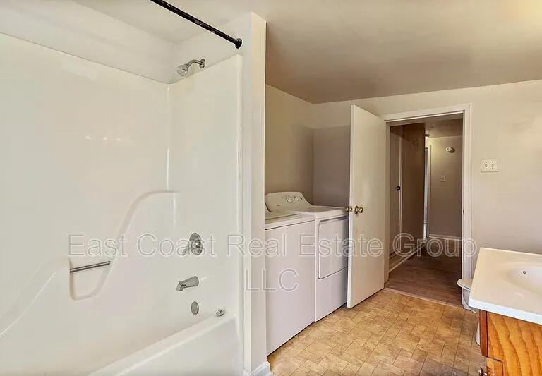 118 S Locust St — Photo 8