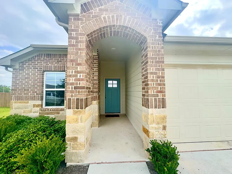 413 Abbey Ln — Photo 2