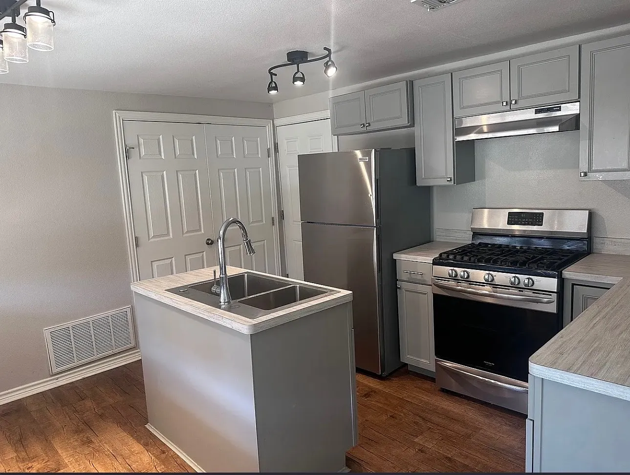 2 bed, 700 sqft, $1,025 — Photo 2