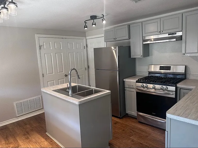 802 & 804 E Nueces St — Photo 2