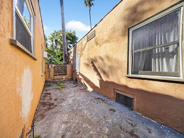 5225 De Longpre Ave — Photo 22
