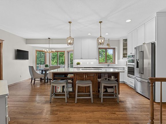 4th image of 815 Promontory Pl