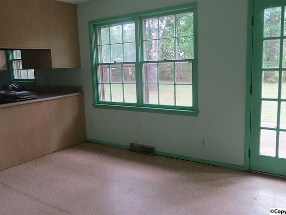 4th image of 302 Glenwood Dr