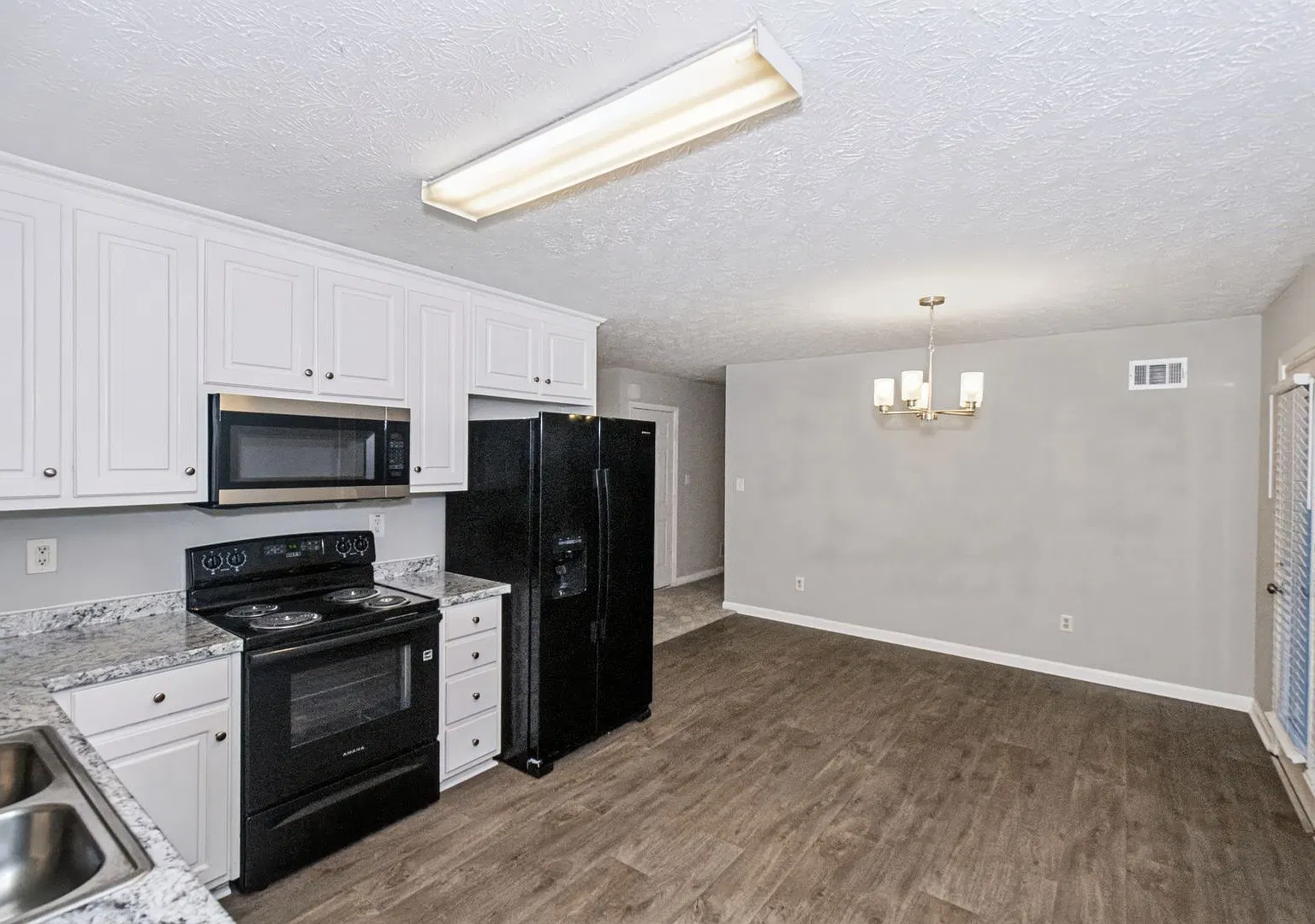 Beautifully Updated 3BR / 2 BATH with Bonus Room and Unfinished Basement! — Photo 4