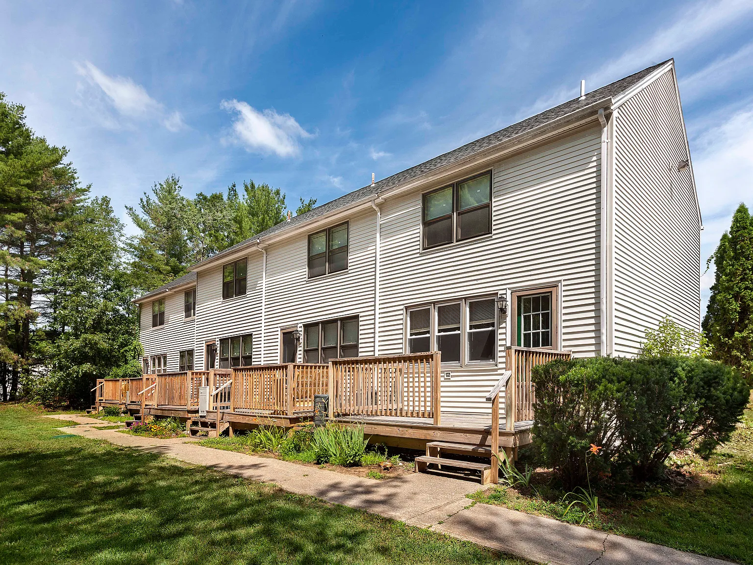 English Village Apartments — Photo 3