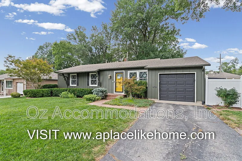 3 bed, 1.5 bath, 1680 sqft, $2,185 — Photo 2