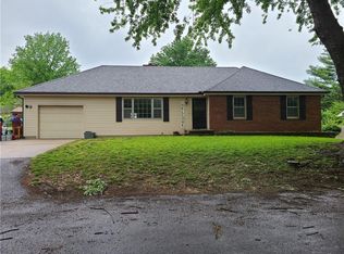 32 Country Club Ter, Lexington, MO 64067