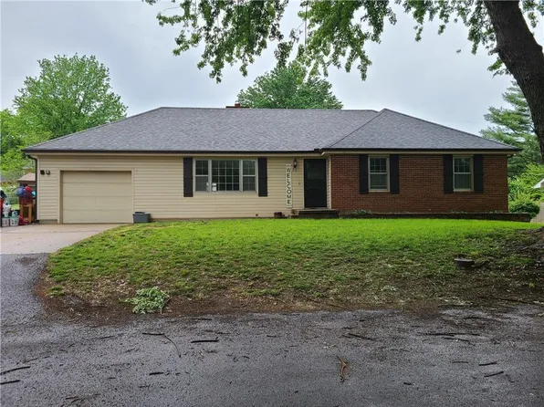 32 Country Club Ter, Lexington, MO 64067