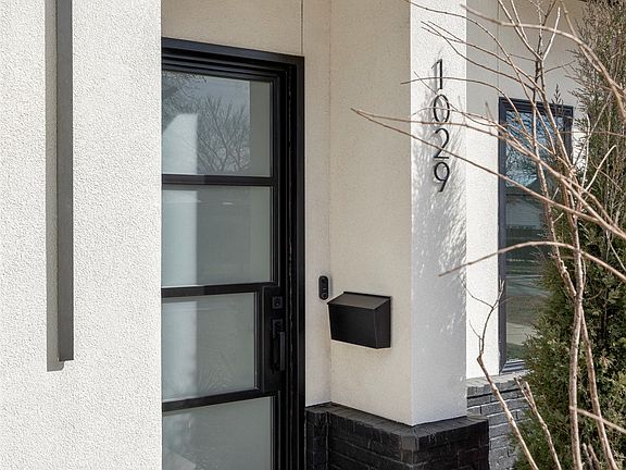 5th image of 1029 E 38th Pl
