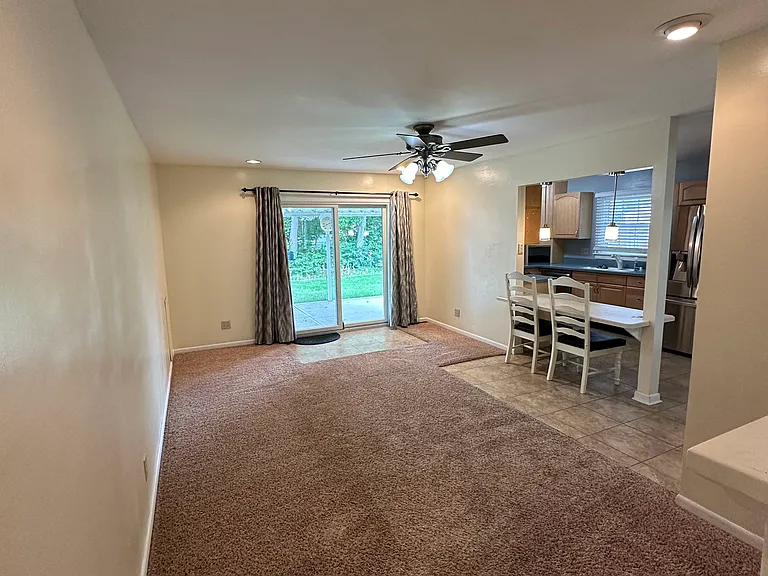 986 Crestview Dr — Photo 3
