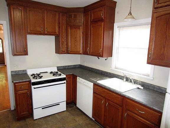 3rd image of 1826 E Fox St