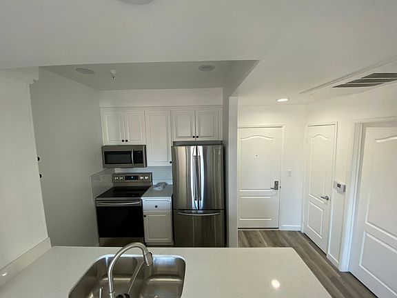 5th image of 11670 San Vicente Blvd APT 204