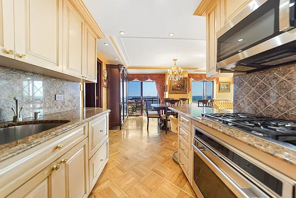 Sold by Daniel Saat, LREB | media 27