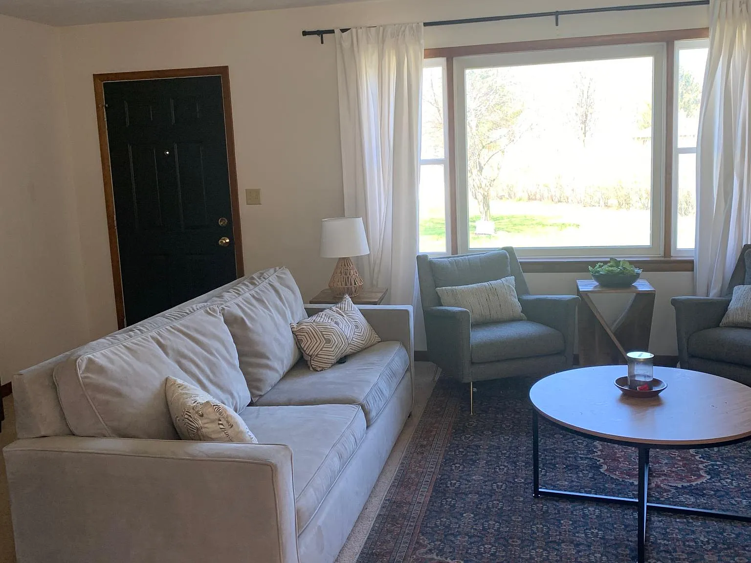 3 bed, 1300 sqft, $2,400 — Photo 3